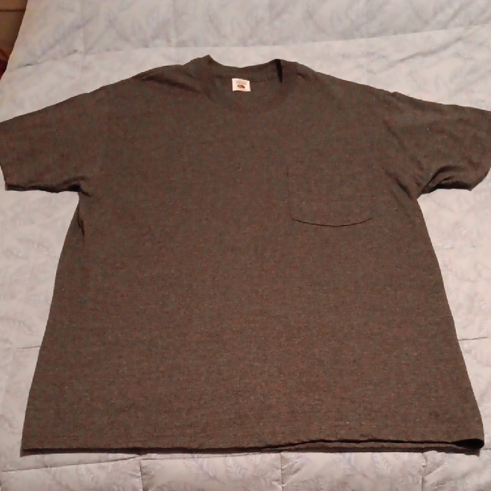 Fruit of the Loom Classic Men's Pocket T‑Shirt in Charcoal Gray Size LG 42-44